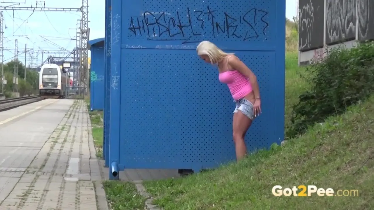 Free Pretty ladies outside with no shame in peeing Porn Video