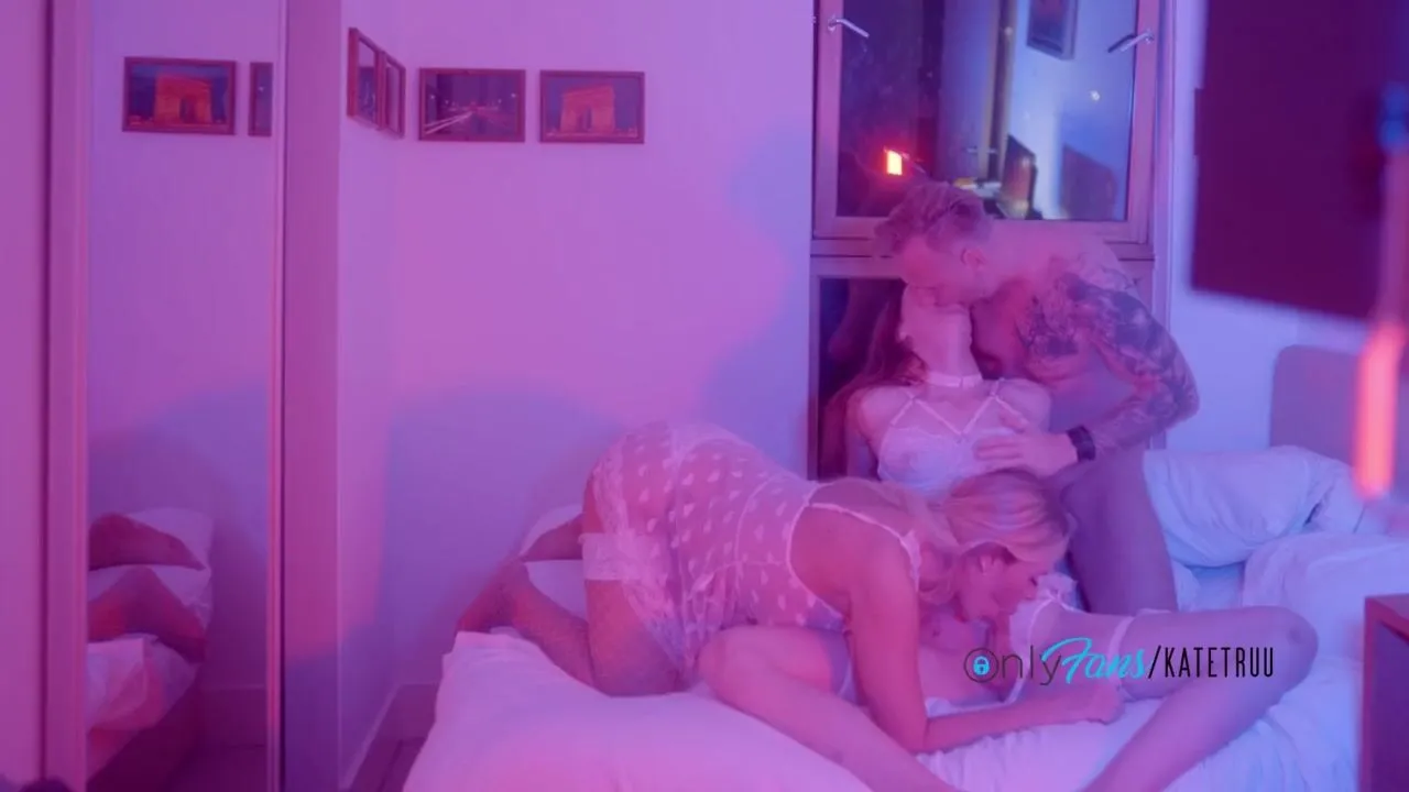 Free Real sex tape threesome with trans hotty Sasha de Sade. Full on my of  @katetruu Porn Video