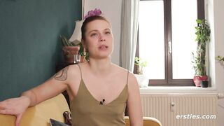 Ersties - Sarah K spricht über Liebe und befriedigt sich selbst